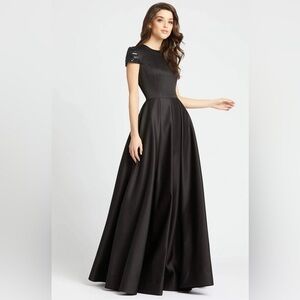 Mac Duggal Black A-line Maxi Dress Short Sleeve Crew Neck